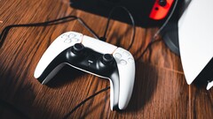 Egy PS5-kontroller képe egy Nintendo Switch mellett
