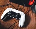 Egy PS5-kontroller képe egy Nintendo Switch mellett