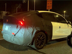 Az állítólag hosszabb Tesla Model Y a tesztelés során. (Kép forrása: Veo/X)