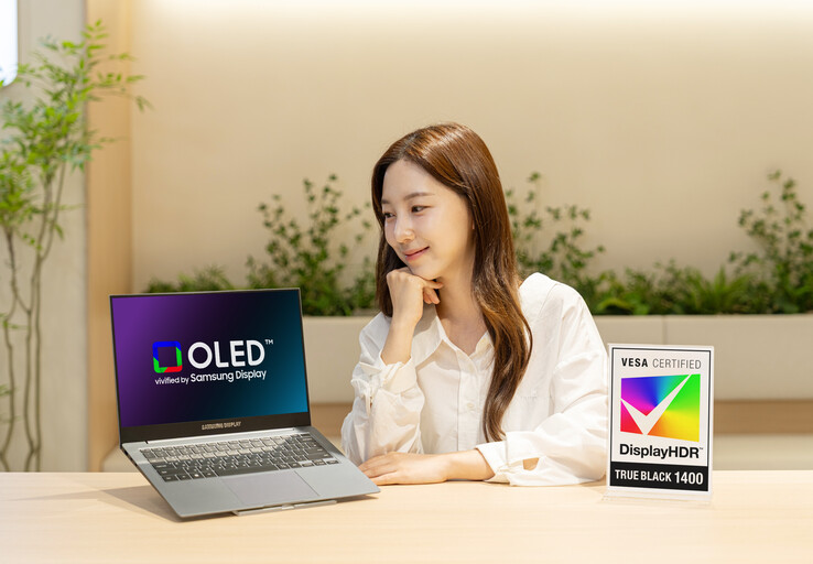 A Samsung Display VESA DisplayHDR True Black 1400 tanúsítvánnyal rendelkező OLED-panele a Lenovo Yoga Pro 9i Aura Edition laptopban.