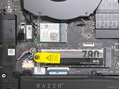 A két M.2 2280 SSD egyike és a Wi-Fi adapter