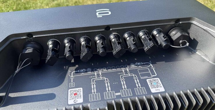 A PV és az elektromos hálózat csatlakozói felül, egy fedél alatt találhatók (itt már eltávolítva).