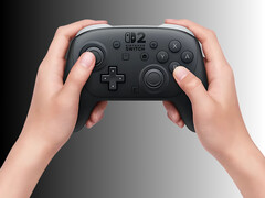 A Nintendo Switch 2 Pro Controller, amelyet a teardownnak vetettek alá, kézben látható (Kép forrása: Nintendo of America szerkesztéssel)