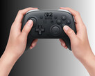 A Nintendo Switch 2 Pro Controller, amelyet a teardownnak vetettek alá, kézben látható (Kép forrása: Nintendo of America szerkesztéssel)