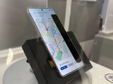 Egy Samsung Galaxy telefon a Privacy Display újabb verziójával, amely a képernyő körülbelül egyharmadát blokkolja.