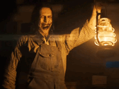 Egy lámpást tartó baljós alak utal a The Conjuring sorozatban várható borzalmakra (Kép forrása: Warner Bros)