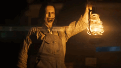 Egy lámpást tartó baljós alak utal a The Conjuring sorozatban várható borzalmakra (Kép forrása: Warner Bros)
