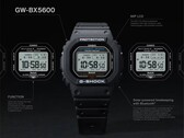 A Casio G-Shock GW-BX5600 karóra, amelyen feliratokkal kiemelték a MIP LCD-kijelzőt, a két betűtípust, a Tough Solar napenergia-táplálást, a Bluetooth-kapcsolatot és a Multiband 6 rádióvezérelt időmérést.