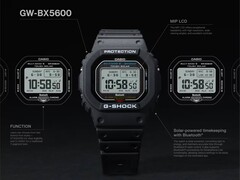 A Casio G-Shock GW-BX5600 karóra, amelyen feliratokkal kiemelték a MIP LCD-kijelzőt, a két betűtípust, a Tough Solar napenergia-táplálást, a Bluetooth-kapcsolatot és a Multiband 6 rádióvezérelt időmérést.