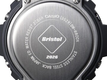 Közelkép a Casio G-Shock x F.C. Real Bristol DW-6900 modell gravírozott rozsdamentes acél hátlapjáról, amelyen látható a Bristol logó és a „2026” felirat.