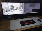 Az Innocn E49M1R képernyőjén bal oldalon egy műszaki rajz, jobb oldalon pedig a DaVinci Resolve látható.