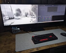 Az Innocn E49M1R képernyőjén bal oldalon egy műszaki rajz, jobb oldalon pedig a DaVinci Resolve látható.