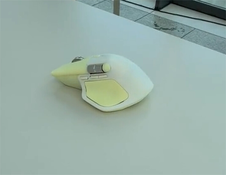A Logitech bemutató rendezvényén bemutatott MX Master 4 egyik színválasztéka. (Kép forrása: Reddit)