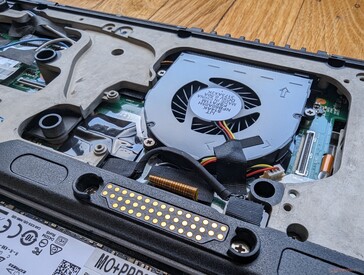 A hűtési megoldás egy 40-45 mm-es ventilátorból és egy rövid hőcsőből áll