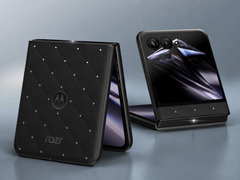Úgy tűnik, a fekete szín az idei év témája a Motorola Razr 70 Swarovski Edition esetében.