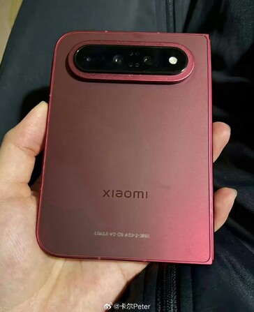 A Xiaomi 18 Fold széles hátulját bemutató kép.