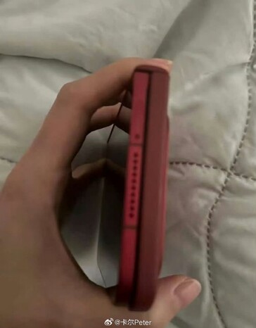 A Xiaomi 18 Fold oldalnézetből.
