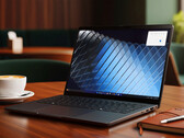 A Dell Pro 5 Series 14 (P514260) alumínium felső borítással, tenyértámasszal és alsó borítással rendelkezik.