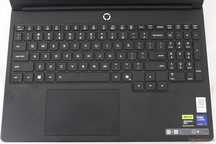 A modell egyzónás RGB-megvilágítással és a olcsóbb LOQ Essentialnél nagyobb nyílgombokkal rendelkezik.