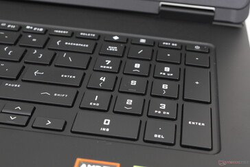 Viszonylag tágas numpad, de szűkös nyílbillentyűkkel