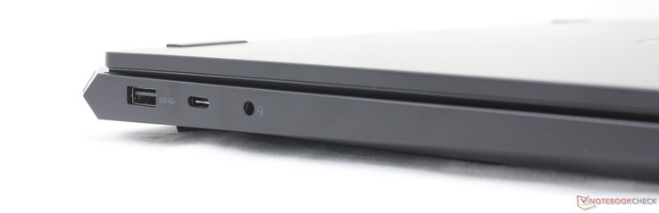 Bal oldalon: USB-A (5 Gbps), USB-C DisplayPort 1.4-vel és Power Delivery-vel (10 Gbps), 3,5 mm-es fejhallgató-csatlakozó