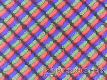 A matt panel kissé szemcsésebb, mint a fényes alternatíva