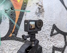 DJI Osmo Action 6 egy graffiti fal előtt