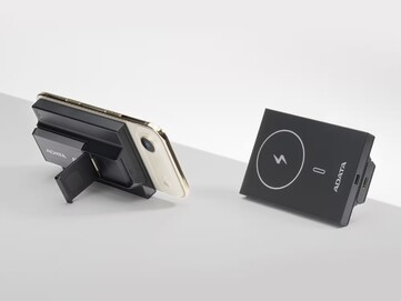 A beépített állvány lehetővé teszi, hogy az SR800 kéz nélkül is használható legyen. (Kép forrása: Adata)