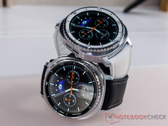 A Galaxy Watch 8 Classic oldalán található a Quick gomb. A képen: az okosóra két színváltozata. (Kép forrása: Notebookcheck)