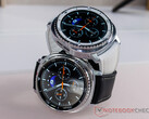 A Galaxy Watch 8 Classic oldalán található a Quick gomb. A képen: az okosóra két színváltozata. (Kép forrása: Notebookcheck)