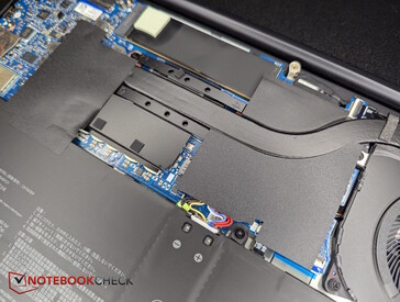 AMD verzió: SSD a felső részen, a kijelző szélének közelében.