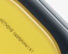 Közelkép a Nothing Headphone (a) sárga színű fejhallgatóról.