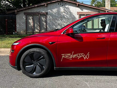 A Tesla Robotaxi platform logója egy Model Y-on. (Kép forrása: TslaChan/X)