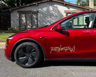 A Tesla Robotaxi platform logója egy Model Y-on. (Kép forrása: TslaChan/X)