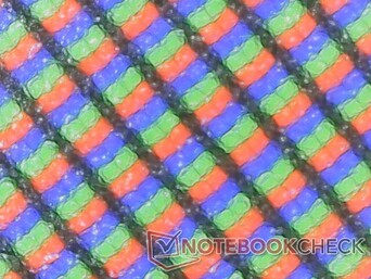 A matt RGB-réteg miatt minimális szemcsésség látható