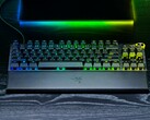 Razer Huntsman V3 Pro TKL 8KHz játékbillentyűzet asztalon (Kép forrása: Razer)