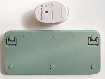 A bekapcsológombok az alján. (Kép forrása: Notebookcheck)