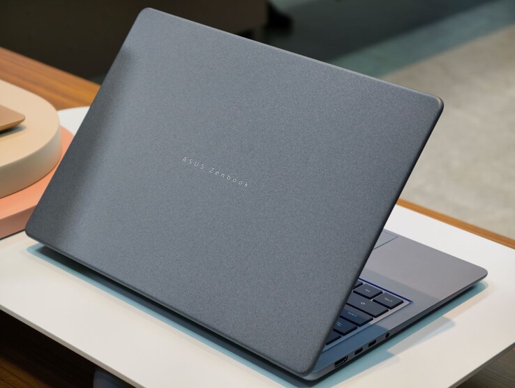 A 2026 Zenbook 14 laptopok ceralumínium borítása egyedi textúrával rendelkezik, amely maszat- és karcálló.