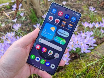 A Samsung Galaxy S25 Ultra kültéren