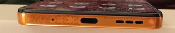 Alul: mikrofon, USB-C port, hangszóró