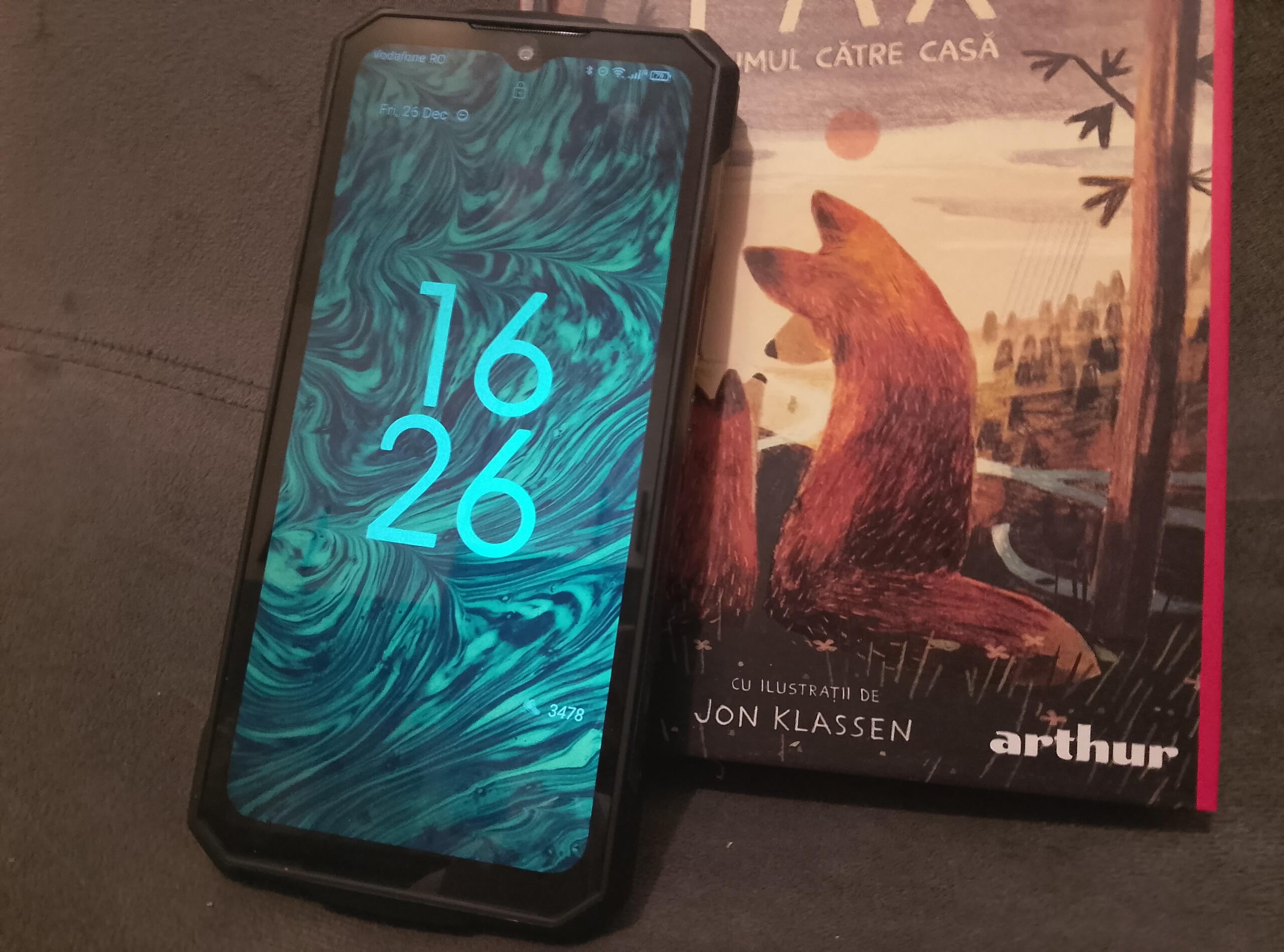 A Fire 7 Pro egy könyv mellett. (Kép forrása: Sergey Tarasov - Notebookcheck)