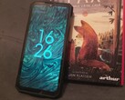 A Fire 7 Pro egy könyv mellett. (Kép forrása: Sergey Tarasov - Notebookcheck)