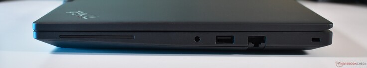 jobbra: 3,5 mm-es hang, USB-A 3.2 Gen 1, RJ45-Ethernet, Kensington-zár