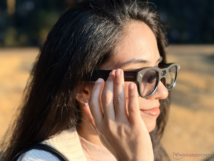 A szemüveg halántékai képesek regisztrálni a mozdulatokat és a koppintást