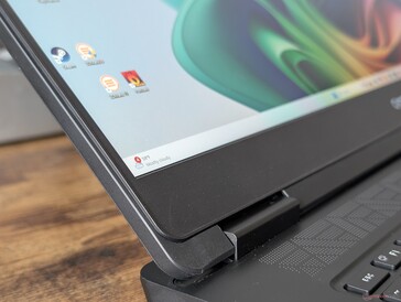 Nincs edge-to-edge üveg, OLED vagy érintőképernyő opció a költségek alacsonyan tartása érdekében