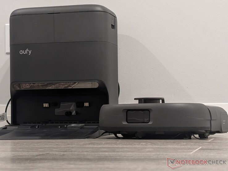 eufy Omni C28 robotporszívó és bázisállomás.