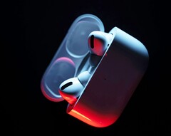 Az AirPods Pro 3 várhatóan kisebb töltőházzal rendelkezik majd, párosító gomb nélkül. (Kép forrása: Patrick Zahn)