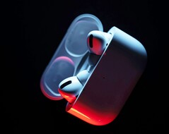 Az AirPods Pro 3 várhatóan kisebb töltőházzal rendelkezik majd, párosító gomb nélkül. (Kép forrása: Patrick Zahn)