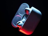 Az AirPods Pro 3 várhatóan kisebb töltőházzal rendelkezik majd, párosító gomb nélkül. (Kép forrása: Patrick Zahn)