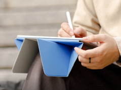 A Moft Dynamic Folio (a képen) összecsukható, hogy több mint 20 különböző szögben támassza meg az iPadet. (Kép a Moft oldalán)